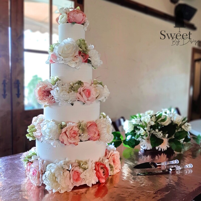 Flowers between tiers wedding cake
